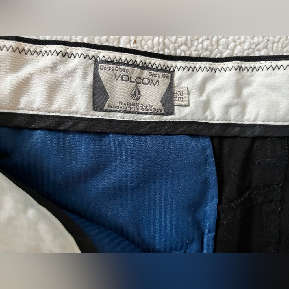 Volcom Men's Black Shorts, Size 32 - Picture 4 of 8